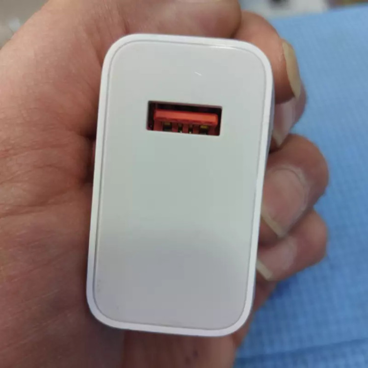 شارژرpoco x4 pro شارژر x4 شارژر 100 درصد اورجینال روی کارتون