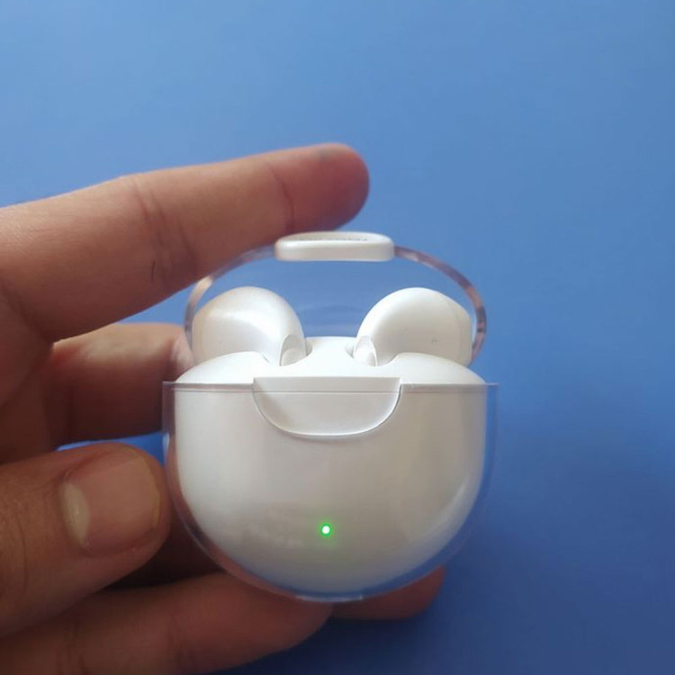 هدغون بلوتوثی مدل air pods m19 بدون قابلیت نویز کنسلینگ، درگاه شارژ microUSB، دارای کنترلر لمسی روی گوشیها، امکان استفاده از محفظه شارژ به عنوان پاور بانک