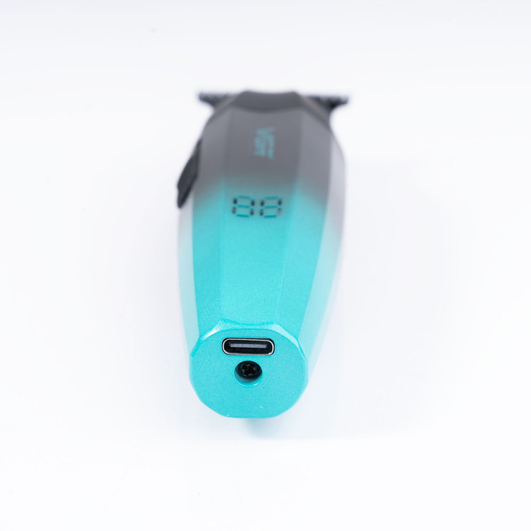 ماشین اصلاح موی سر و صورت وی جی آر مدل V-906 با تیغه سرامیکی پوشش DLC، موتور 9000 دور در دقیقه، باتری 2000 میلیآمپر ساعت با 240 دقیقه عمر شارژ، صفحه نمایش LED، طراحی ارگونومیک و مقاوم، قابلیت صفرزن، خط زن و حجم زن