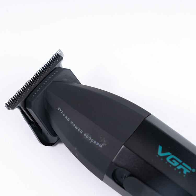 ماشین اصلاح موی سر و صورت وی جی آر مدل V-906 با تیغه سرامیکی پوشش DLC، موتور 9000 دور در دقیقه، باتری 2000 میلیآمپر ساعت با 240 دقیقه عمر شارژ، صفحه نمایش LED، طراحی ارگونومیک و مقاوم، قابلیت صفرزن، خط زن و حجم زن