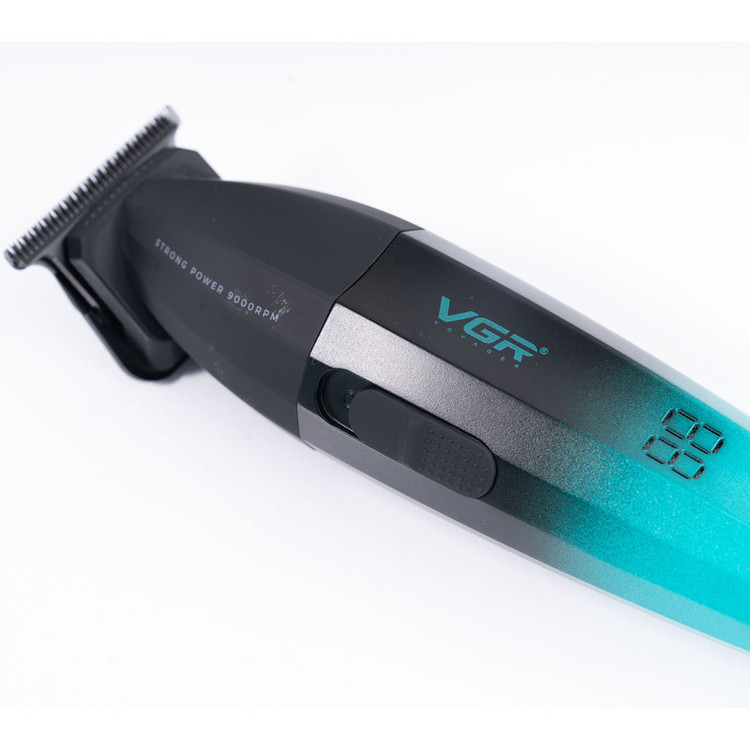 ماشین اصلاح موی سر و صورت وی جی آر مدل V-906 با تیغه سرامیکی پوشش DLC، موتور 9000 دور در دقیقه، باتری 2000 میلیآمپر ساعت با 240 دقیقه عمر شارژ، صفحه نمایش LED، طراحی ارگونومیک و مقاوم، قابلیت صفرزن، خط زن و حجم زن